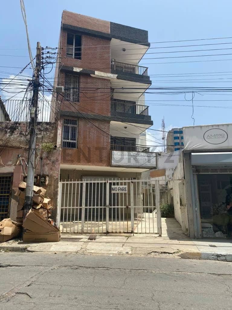 Edificio de 3 niveles en Av. 4 de Mayo, Porlamar, Margarita
