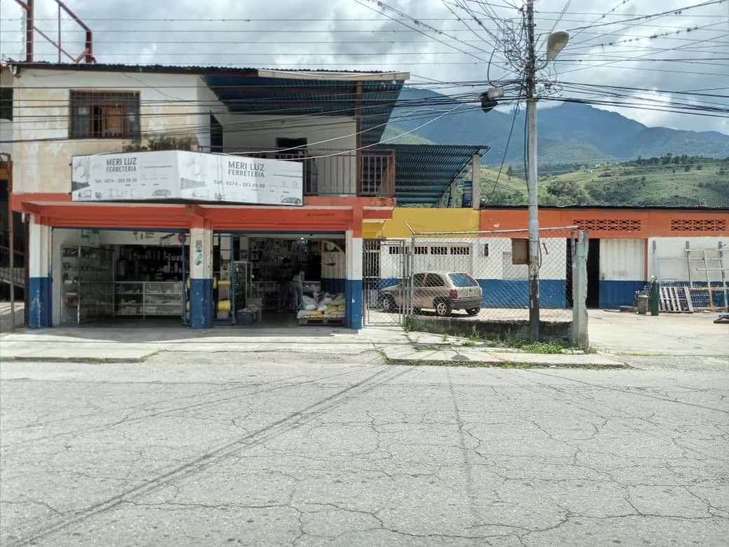 CASA EN LOS LLANITOS DE TABAY CON 3 LOCALES