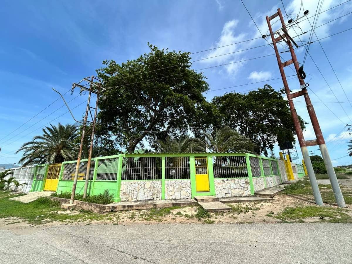 Terreno con locales comerciales