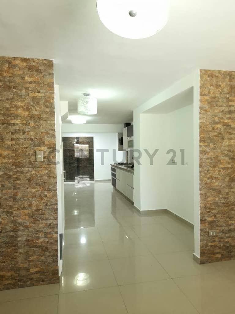Townhouse en Alquiler de 3 niveles en Camino de Tarabana