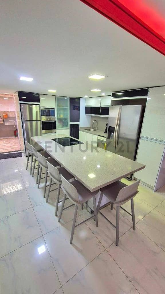 Ofrece en Venta Tonw House en el C.R. Mar de Oriente Nueva Barcelona