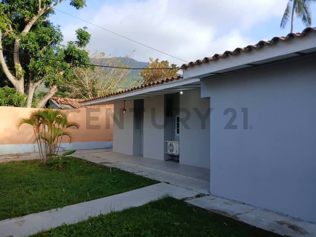 Casa de Amplios Espacios y Potencial con Piscina - La Fuente,isla de Margarita