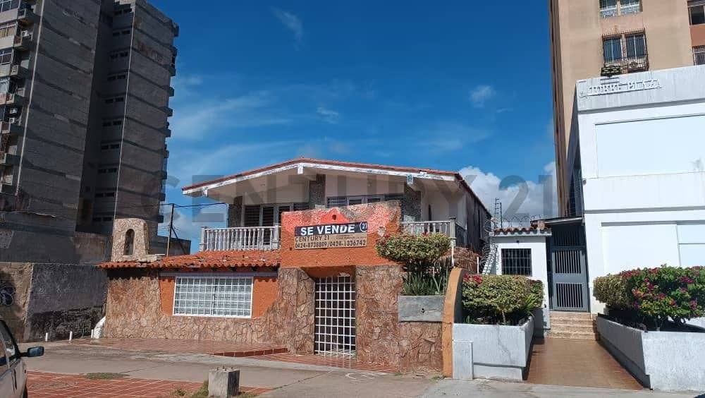 En venta, local para restaurant con Casa, terreno, oficinas y galpón