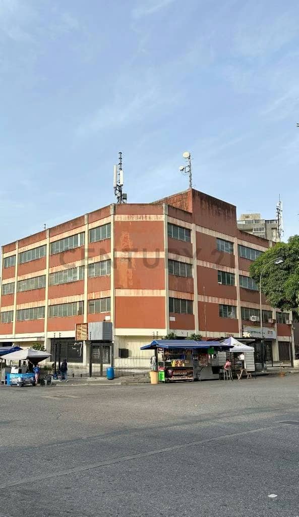 VENDO AMPLIA PLANTA INDUSTRIAL DE 780MTS UBICADA EN LA URBINA