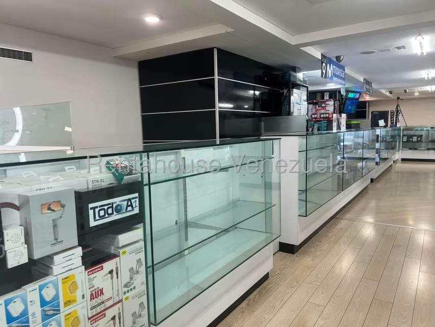 Comercial (Local Comercial) en Alquiler en Los Dos Caminos, Distrito Metropolitano - 2