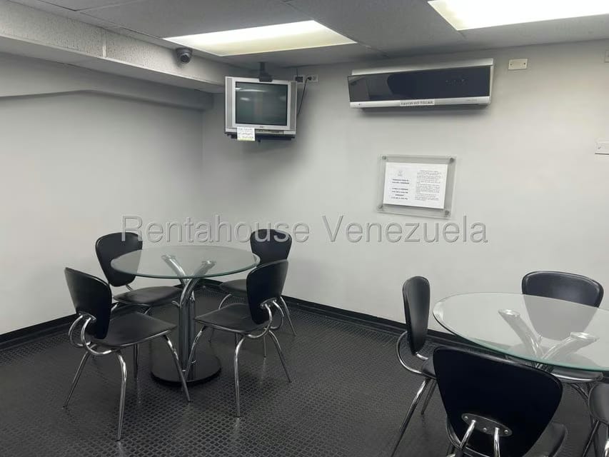 Comercial (Local Comercial) en Alquiler en Los Dos Caminos, Distrito Metropolitano - 11