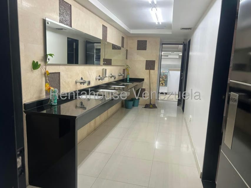 Comercial (Local Comercial) en Alquiler en Los Dos Caminos, Distrito Metropolitano - 12