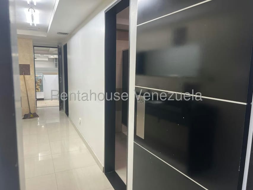 Comercial (Local Comercial) en Alquiler en Los Dos Caminos, Distrito Metropolitano - 13