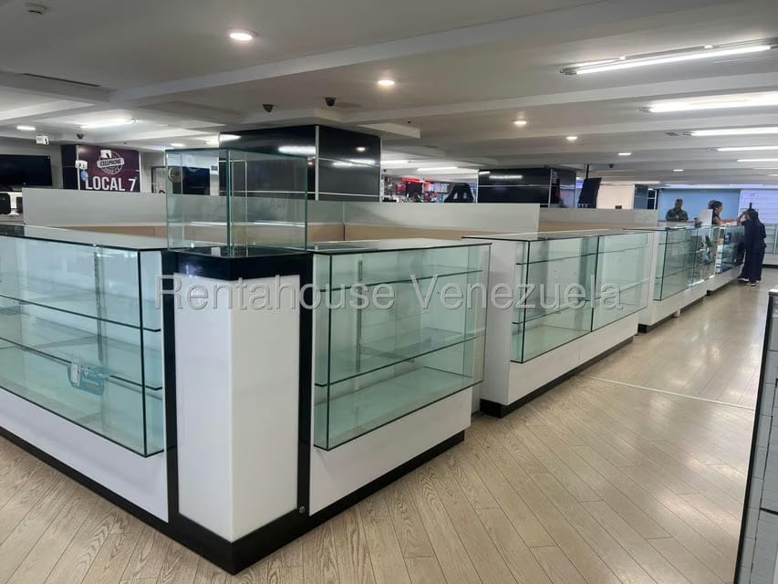 Comercial (Local Comercial) en Alquiler en Los Dos Caminos, Distrito Metropolitano - 3