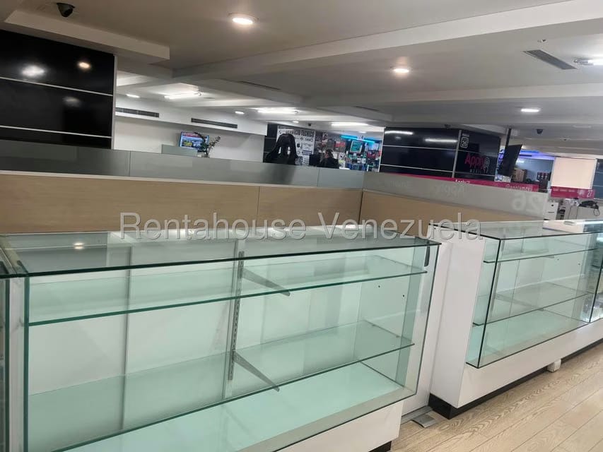Comercial (Local Comercial) en Alquiler en Los Dos Caminos, Distrito Metropolitano - 4