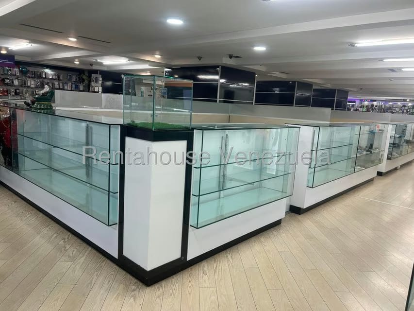 Comercial (Local Comercial) en Alquiler en Los Dos Caminos, Distrito Metropolitano - 6
