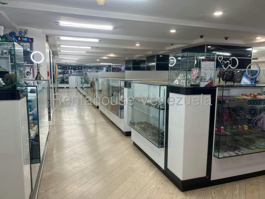Comercial (Local Comercial) en Alquiler en Los Dos Caminos, Distrito Metropolitano - 8