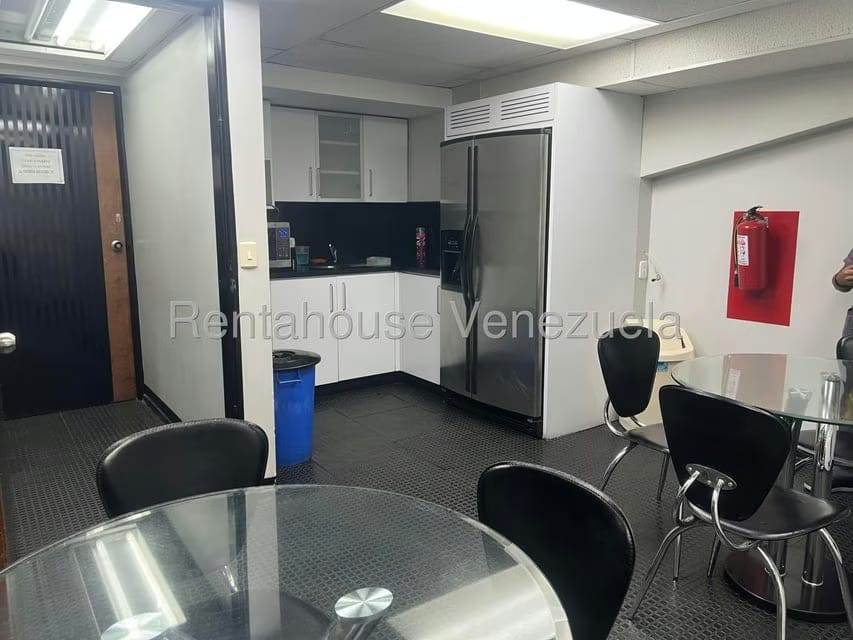 Comercial (Local Comercial) en Alquiler en Los Dos Caminos, Distrito Metropolitano - 9