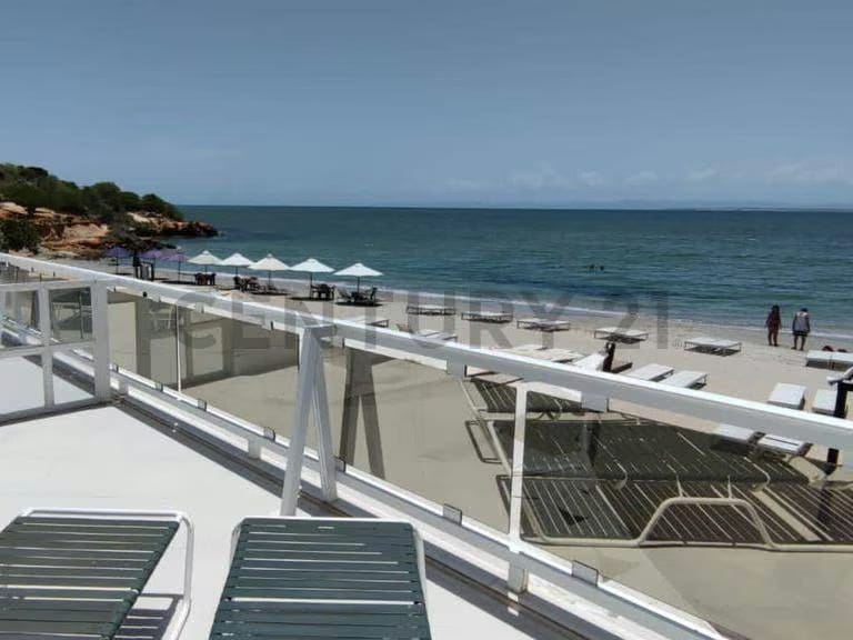 Edificio Tacamajaca Ubicado en Playa el Yaque. se venden por separado - 13