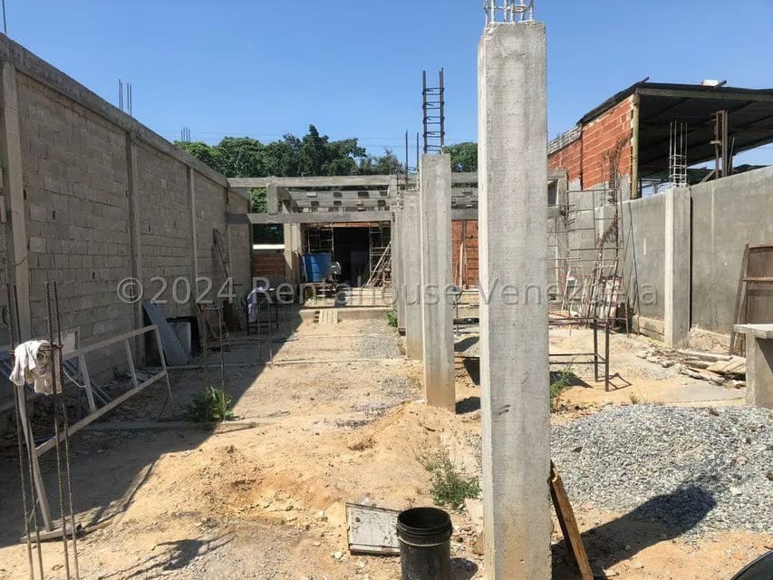Terreno (Comercial) en Venta en Los Guayos, Carabobo - 2