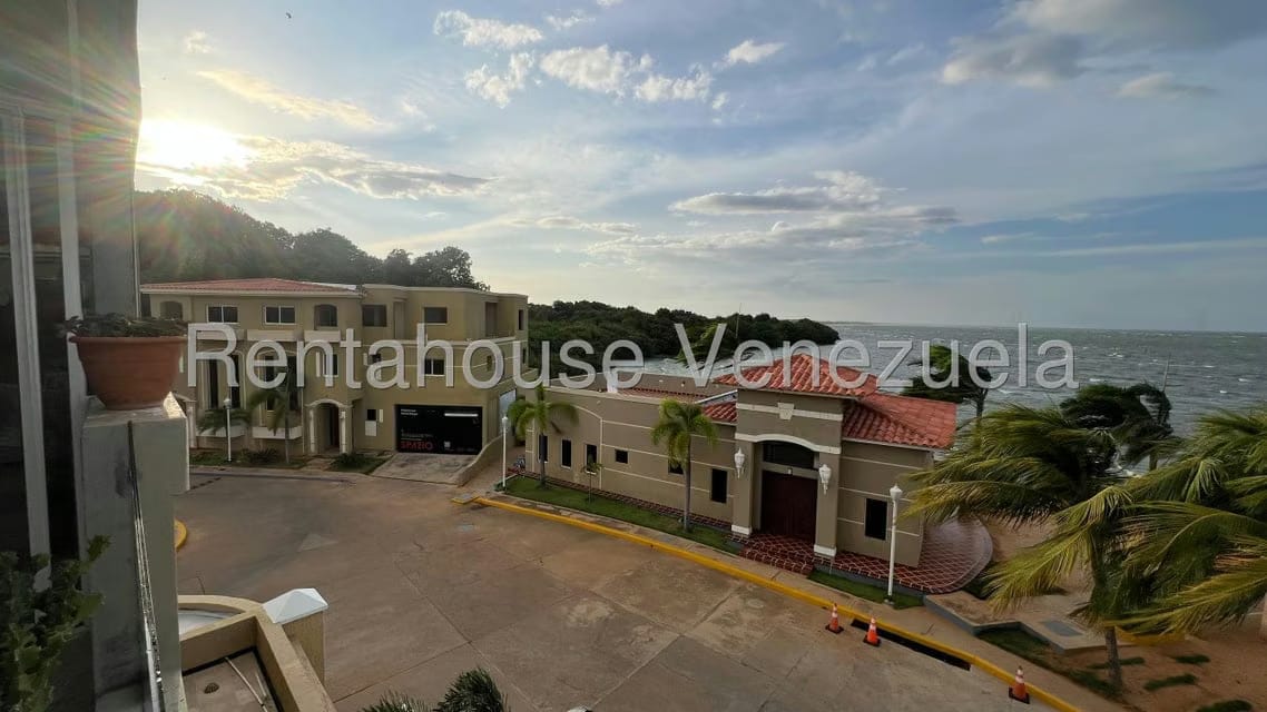 Townhouse (Multiples Niveles) en Venta en Lago Mar Beach, Zulia - 54