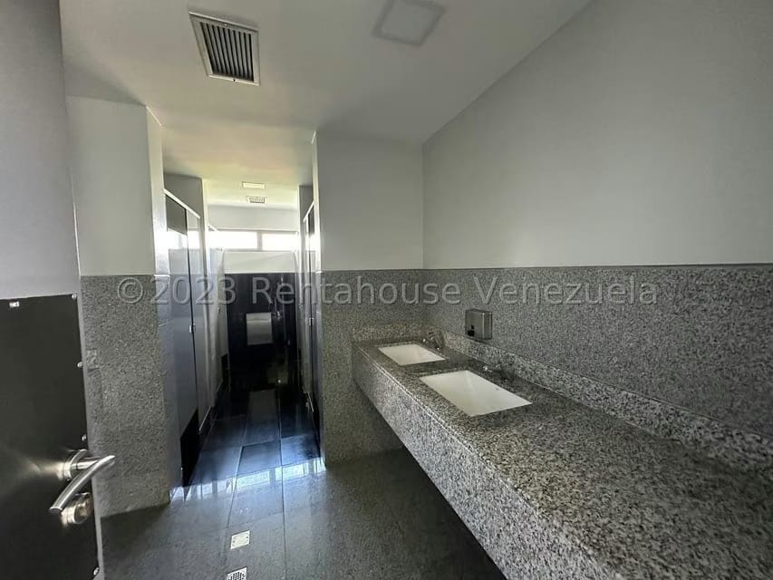 Comercial (Local Comercial) en Venta en Macaracuay, Distrito Metropolitano - 39