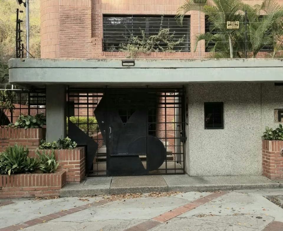 EXCTE. APTO. EN LA MEJOR ZONA DE CARACAS EN VENTA - 2