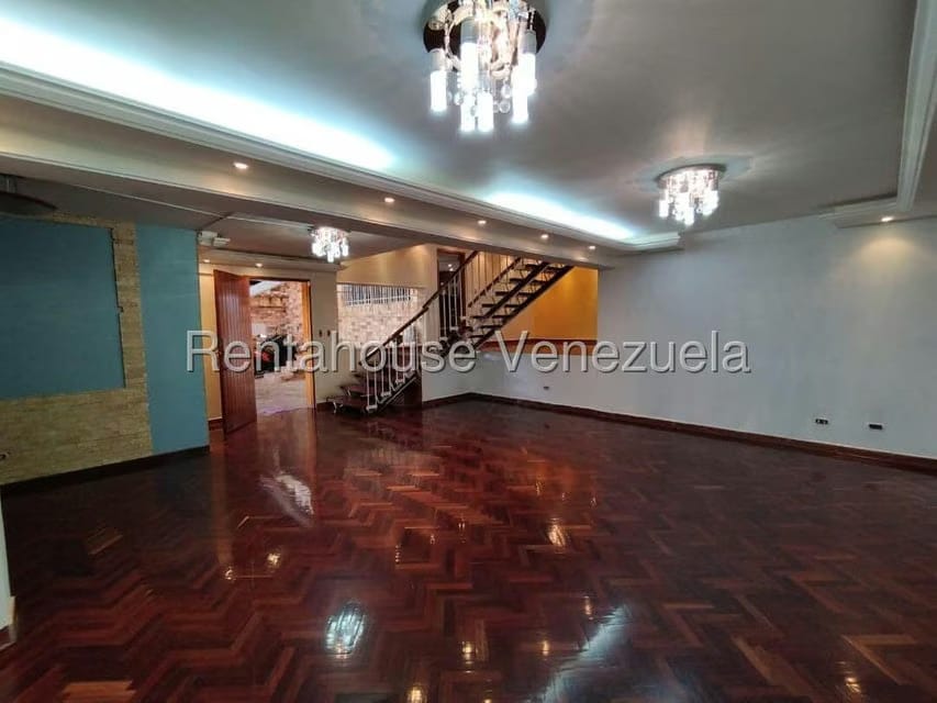 Casa (Duplex) en Venta en Cumbres de Curumo, Distrito Metropolitano - 3