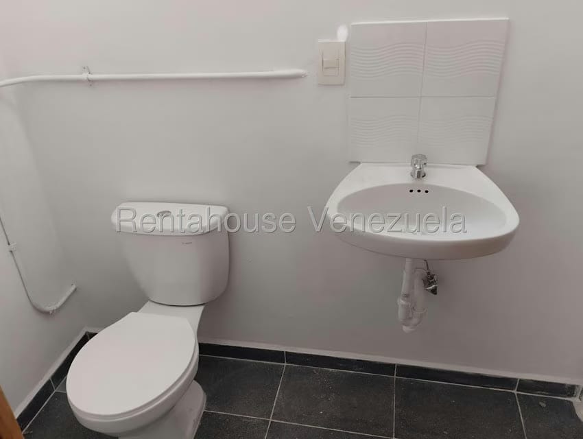 Comercial (Galpon - Deposito) en Alquiler en Centro, Lara - 11