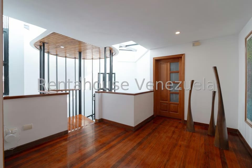 Casa (Multipes Niveles) en Venta en Cumbres de Curumo, Distrito Metropolitano - 32