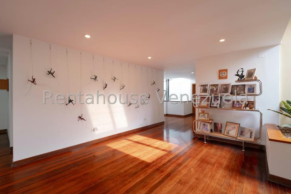 Casa (Multipes Niveles) en Venta en Cumbres de Curumo, Distrito Metropolitano - 33
