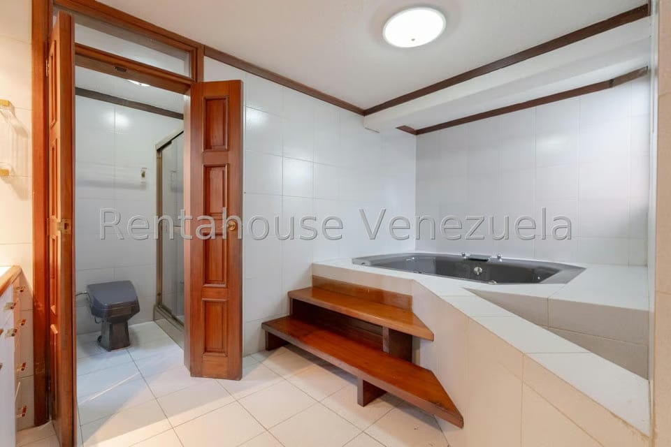 Casa (Multipes Niveles) en Venta en Cumbres de Curumo, Distrito Metropolitano - 40