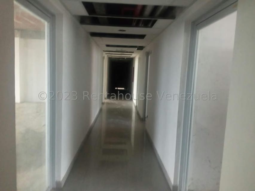 Comercial (Oficina) en Alquiler en Los Dos Caminos, Distrito Metropolitano - 11