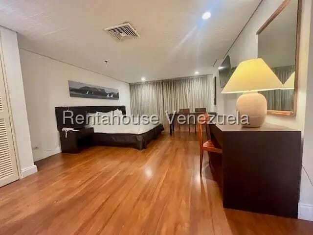 Apartamento (1 Nivel) en Alquiler en Chuao, Distrito Metropolitano - 2