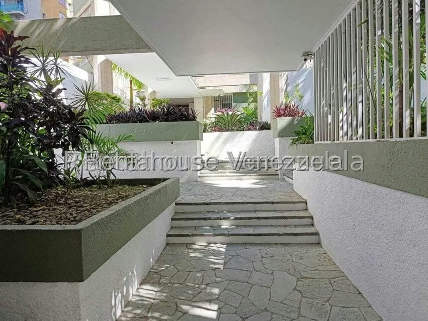 Apartamento (1 Nivel) en Alquiler en Los Palos Grandes, Distrito Metropolitano - 2