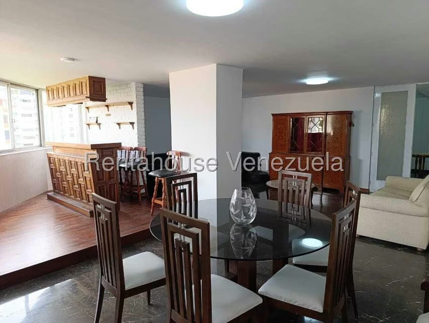 Apartamento (1 Nivel) en Alquiler en Los Palos Grandes, Distrito Metropolitano - 12