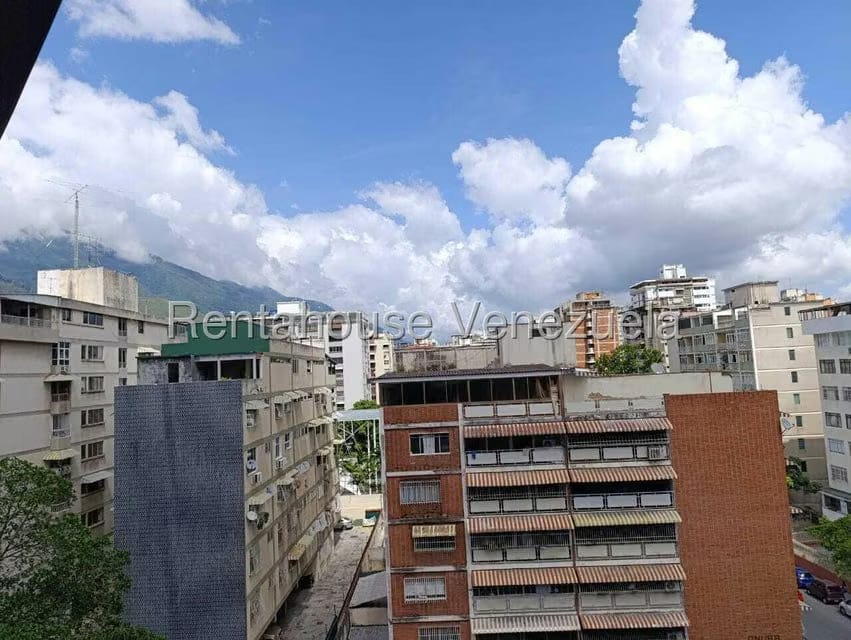 Apartamento (1 Nivel) en Alquiler en Los Palos Grandes, Distrito Metropolitano - 15