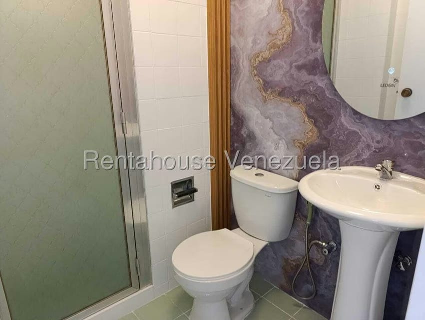 Apartamento (1 Nivel) en Alquiler en Los Palos Grandes, Distrito Metropolitano - 16