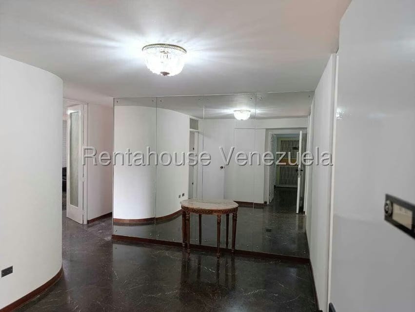 Apartamento (1 Nivel) en Alquiler en Los Palos Grandes, Distrito Metropolitano - 4