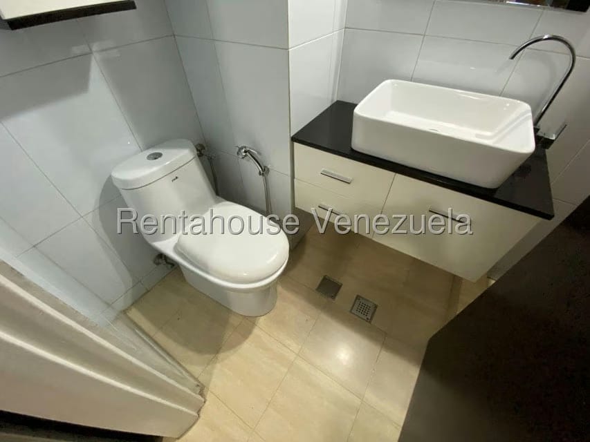 Apartamento (Duplex) en Alquiler en La Bonita, Distrito Metropolitano - 23