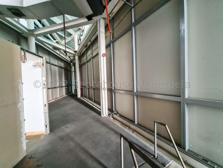 Comercial (Local Comercial) en Alquiler en Los Dos Caminos, Distrito Metropolitano - 11
