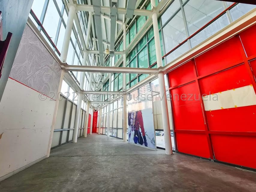 Comercial (Local Comercial) en Alquiler en Los Dos Caminos, Distrito Metropolitano - 6