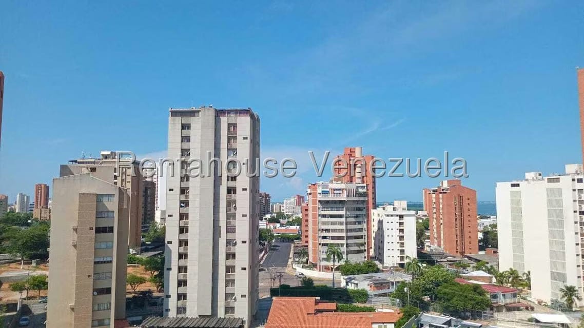 Apartamento (Multiples Niveles) en Alquiler en La Lago, Zulia - 7