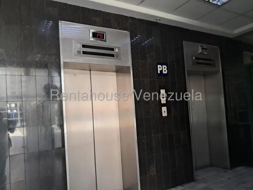 Comercial (Local Comercial) en Venta en La Urbina, Distrito Metropolitano - 2