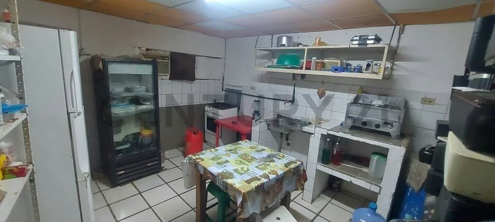 EN VENTA AMPLIO LOCAL COMERCIAL EN C.C SIETE AV. INTERCOMUNAL BARCELONA - 11