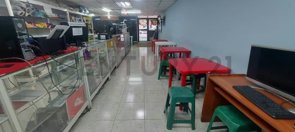 EN VENTA AMPLIO LOCAL COMERCIAL EN C.C SIETE AV. INTERCOMUNAL BARCELONA - 13