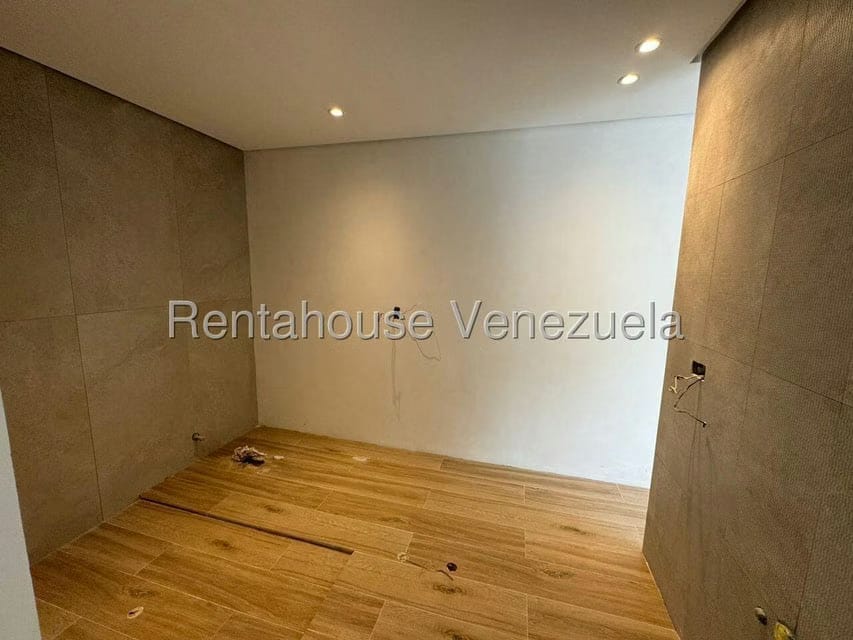 Casa (Duplex) en Venta en Prados del Este, Distrito Metropolitano - 31