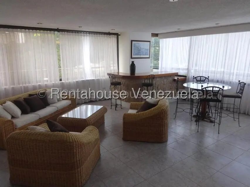 Apartamento (1 Nivel) en Alquiler en Las Esmeraldas, Distrito Metropolitano - 2