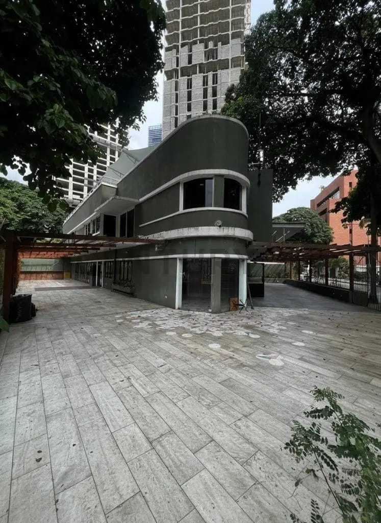En Venta o Alquiler Casa Comercial en Las Mercedes frente CC El Tolon