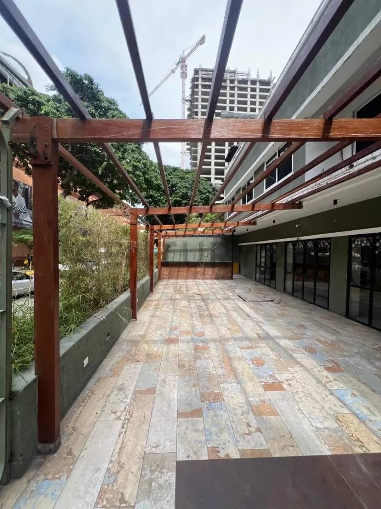 En Venta o Alquiler Casa Comercial en Las Mercedes frente CC El Tolon - 3