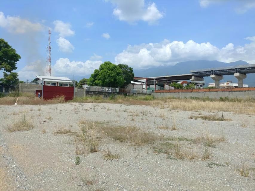 Terreno (Comercial) en Venta en El Marques, Miranda - 2