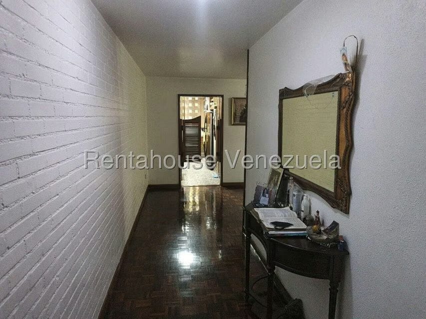 Apartamento (1 Nivel) en Venta en Prados del Este, Distrito Metropolitano - 2