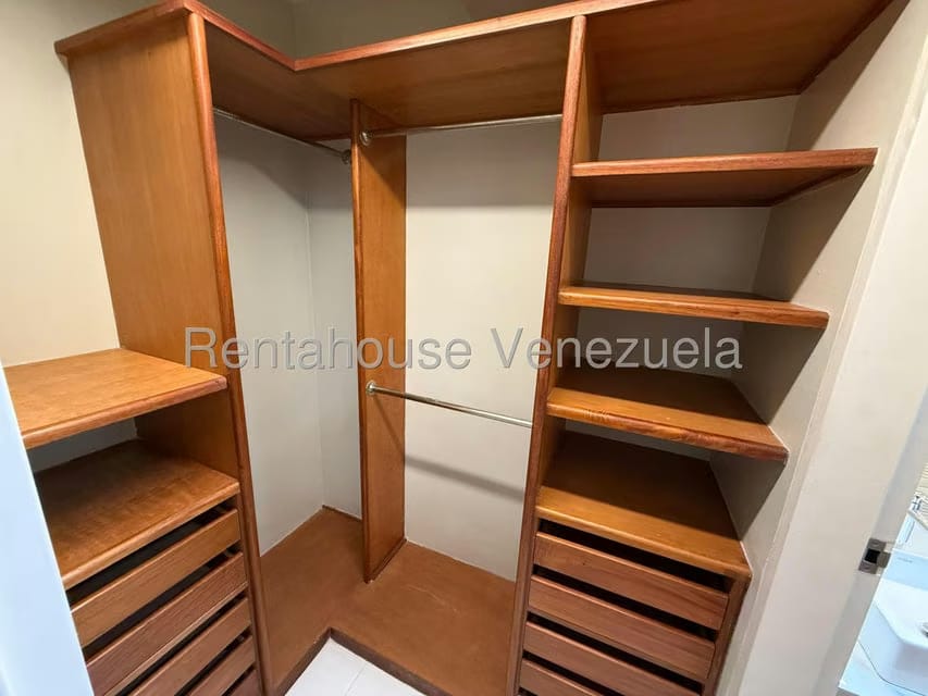 Apartamento (1 Nivel) en Alquiler en Lomas del Sol, Distrito Metropolitano - 16