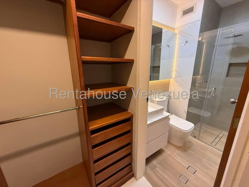 Apartamento (1 Nivel) en Alquiler en Lomas del Sol, Distrito Metropolitano - 17