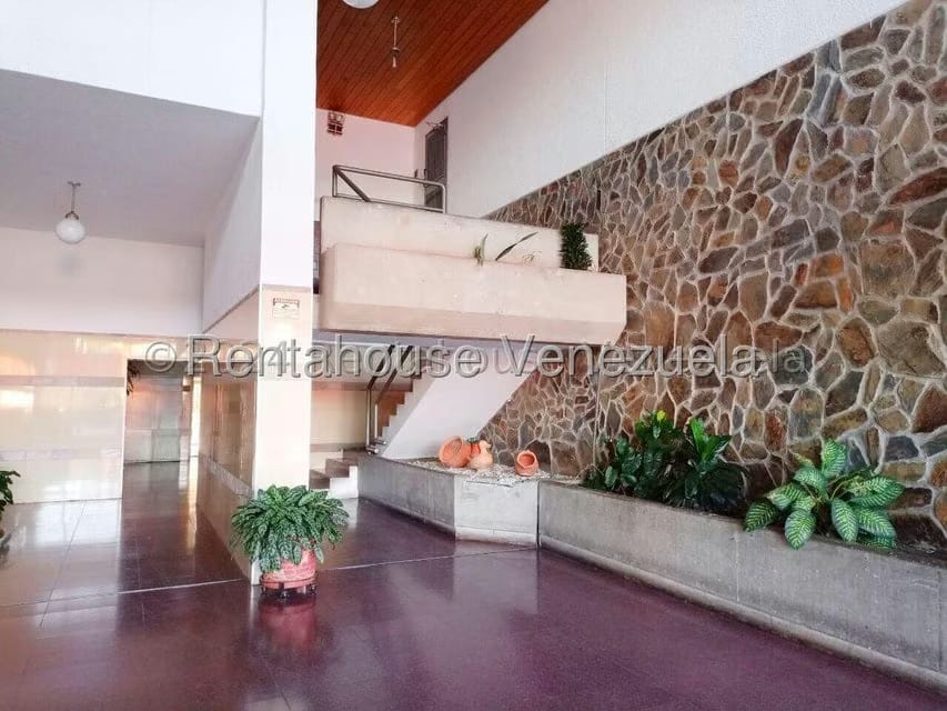 Apartamento (1 Nivel) en Alquiler en Los Dos Caminos, Distrito Metropolitano - 2